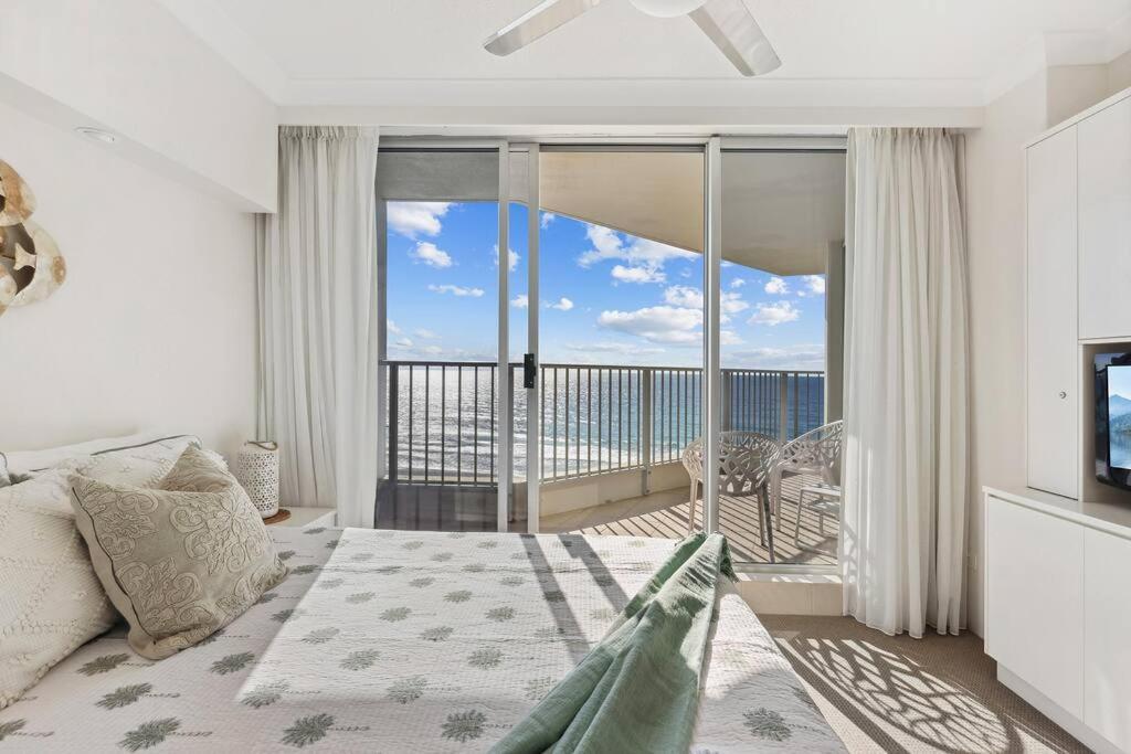 Absolute Beachfront * Gold Coast